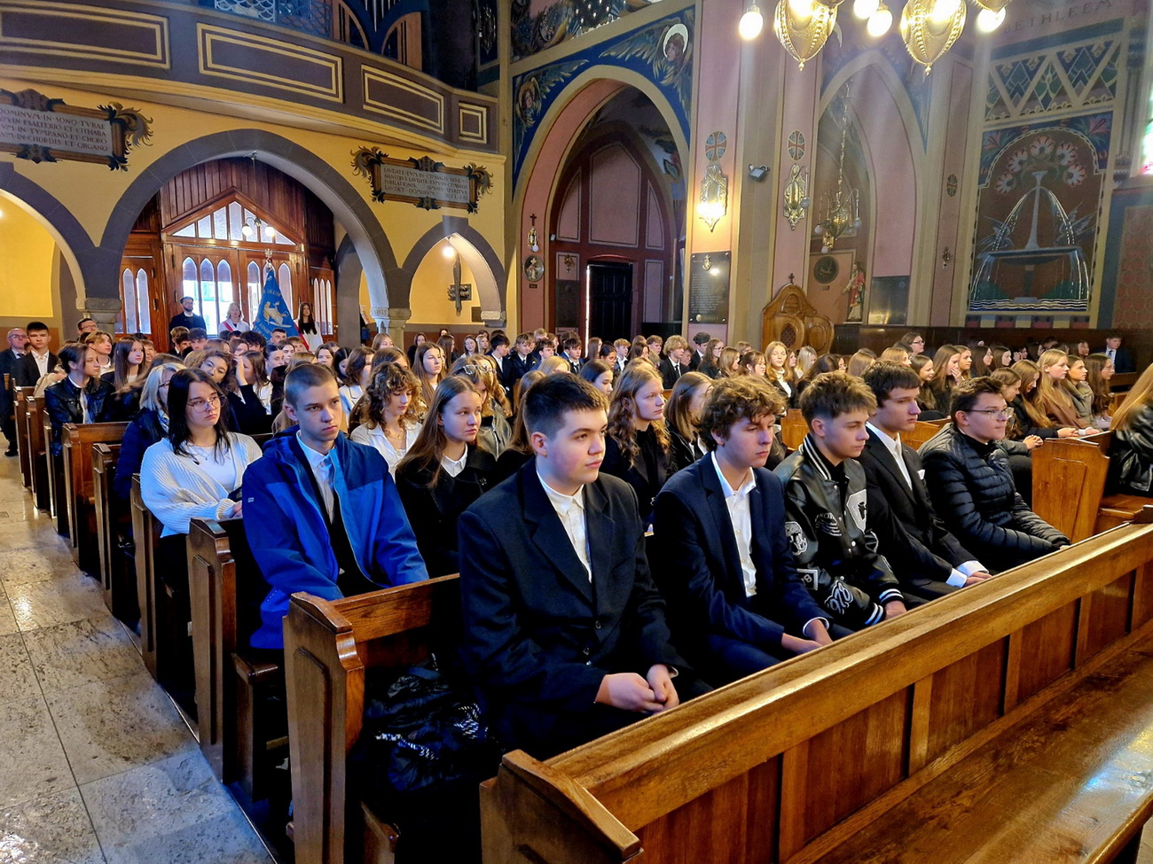 Zdjęcie Ślubowanie kl 1 2025 (5)4b727e7e-ebd7-4770-aa54-671dec1ec43b.jpg w galerii Ślubowanie klas pierwszych (6.10.2025)